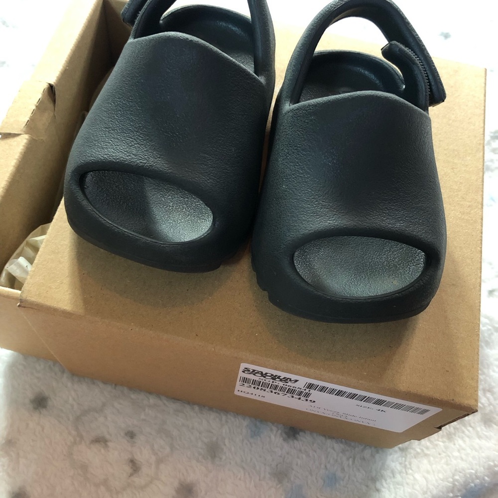 Used . But in Good Condition . Infant ONYX ORIGINAL YZY SLIDE BY ADIDAS